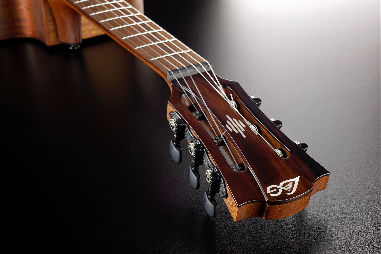 LAG HV10-N-ACE NYLON HYVIBE 2 SMART GUITAR